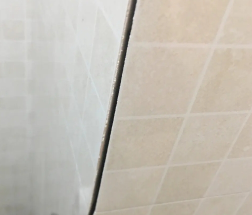 望都瓷砖空鼓维修公司分享阳台瓷砖脱落的修复过程可以分为以下几个步骤