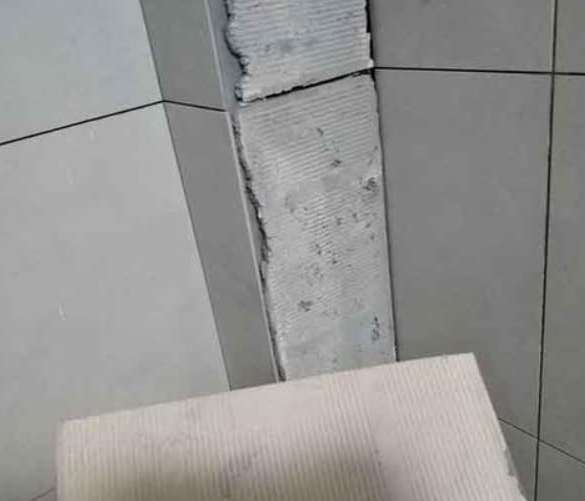 望都瓷砖空鼓维修公司分享下厨房瓷砖脱落的补救措施。
